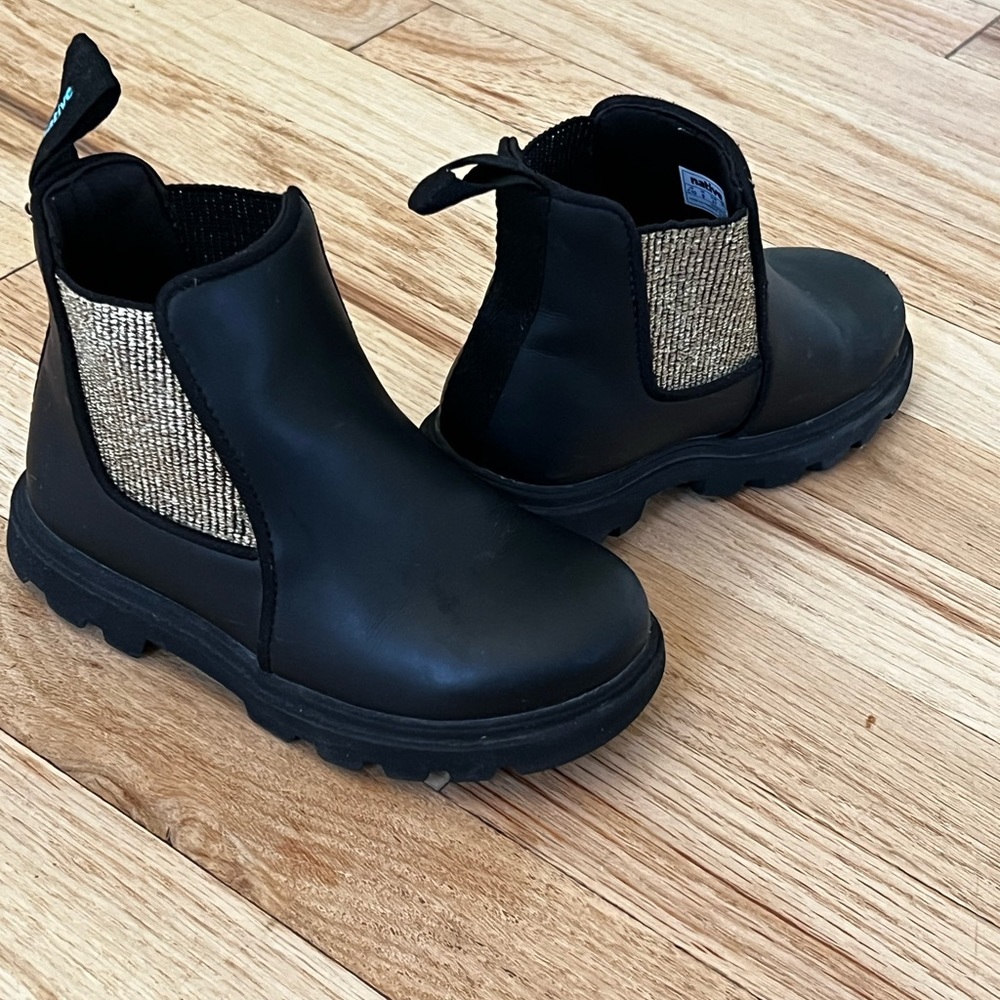 Native Little Kids Kensington Treklite boot (size c10) black with gold accent